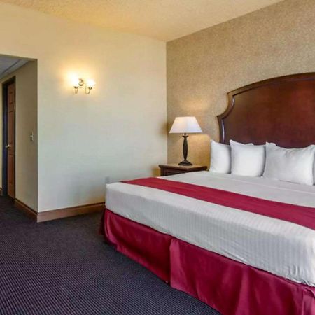 Shoreline Inn & Conference Center, Ascend Hotel Collection Маскигон Екстериор снимка