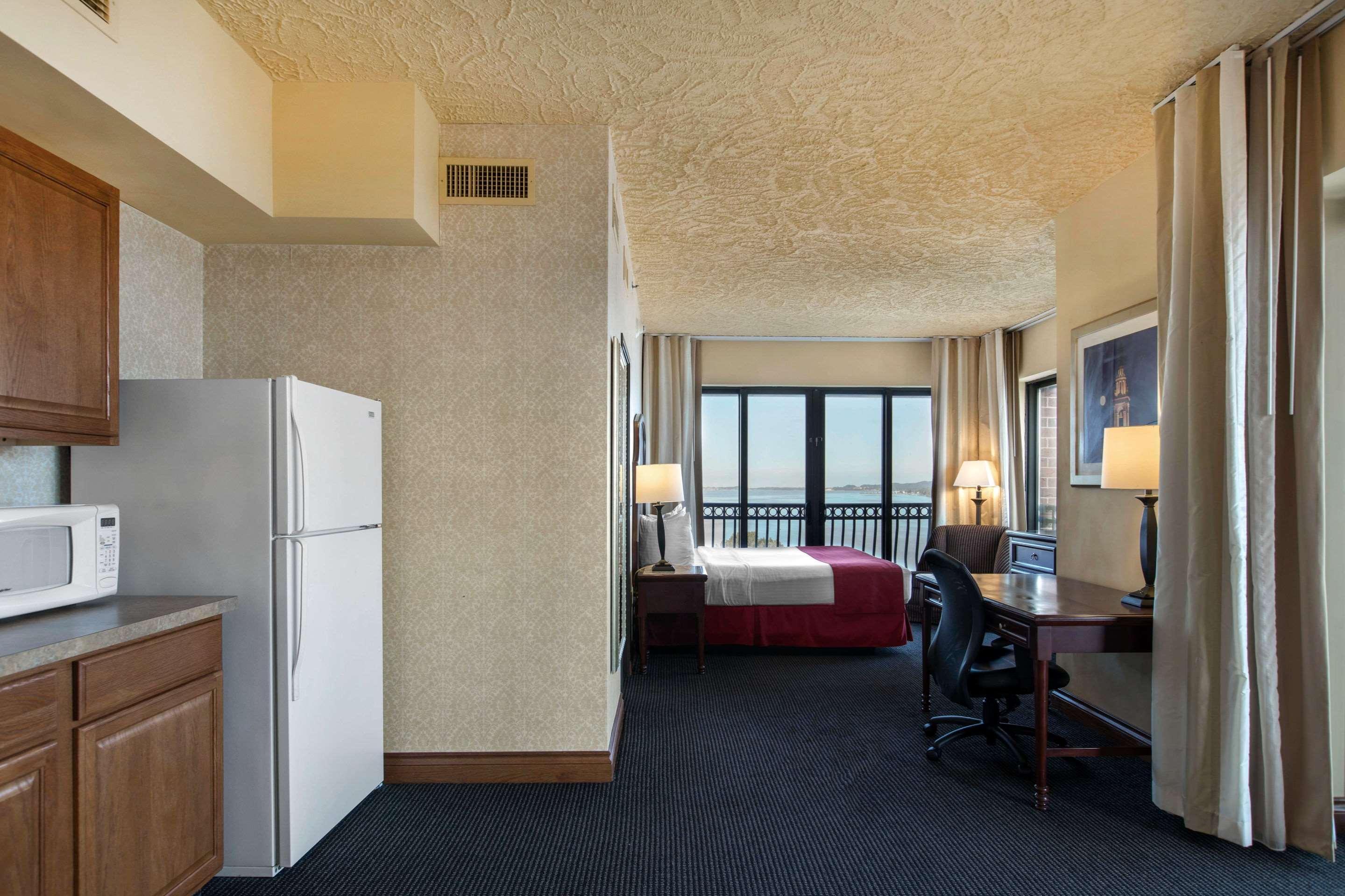 Shoreline Inn & Conference Center, Ascend Hotel Collection Маскигон Екстериор снимка