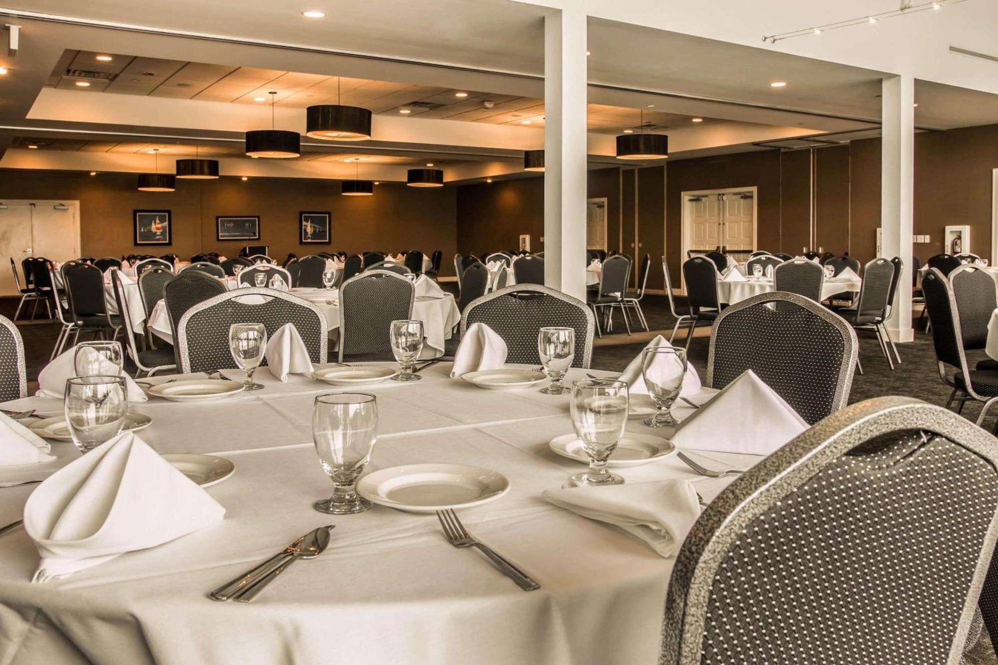Shoreline Inn & Conference Center, Ascend Hotel Collection Маскигон Екстериор снимка