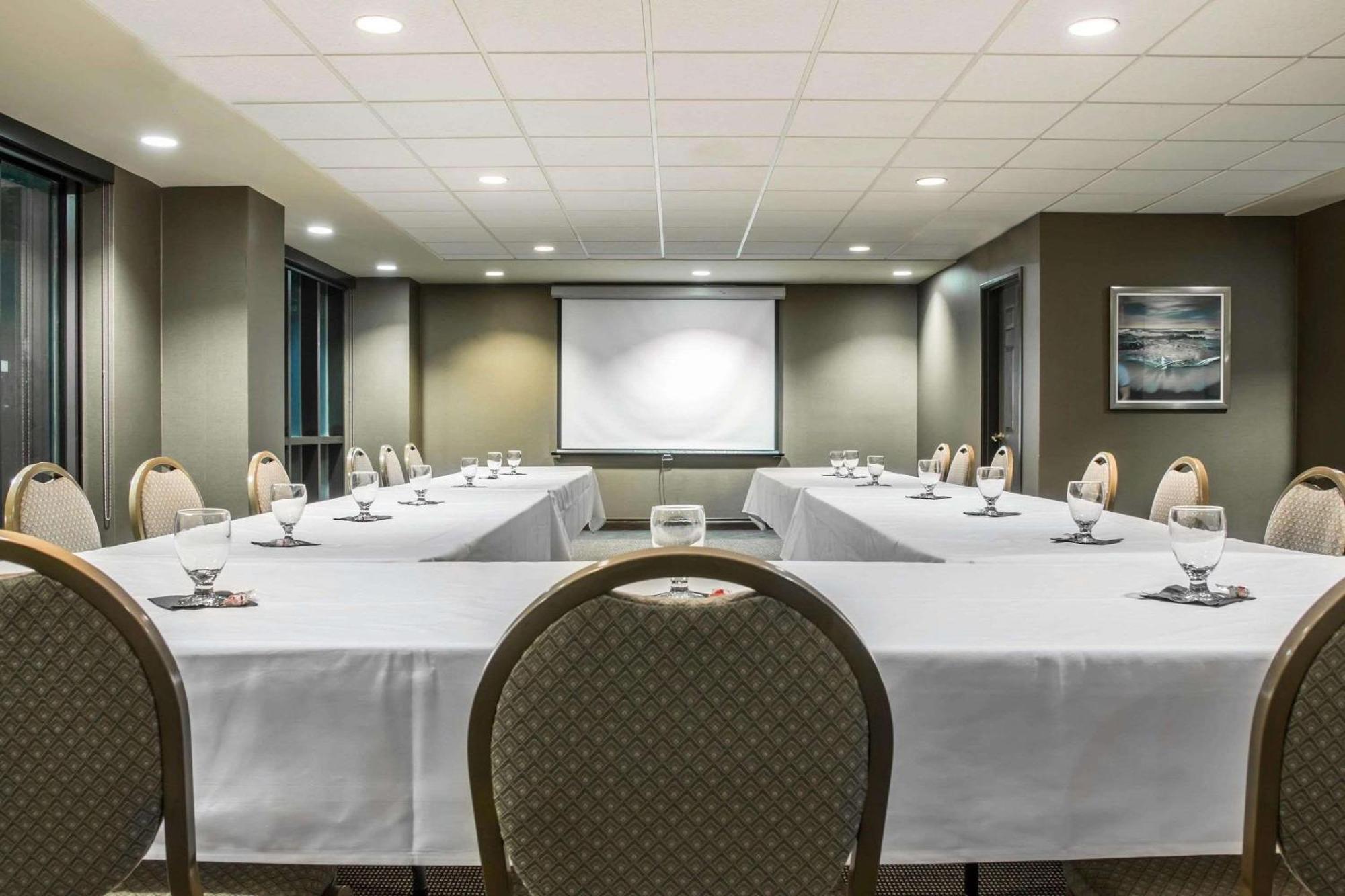 Shoreline Inn & Conference Center, Ascend Hotel Collection Маскигон Екстериор снимка
