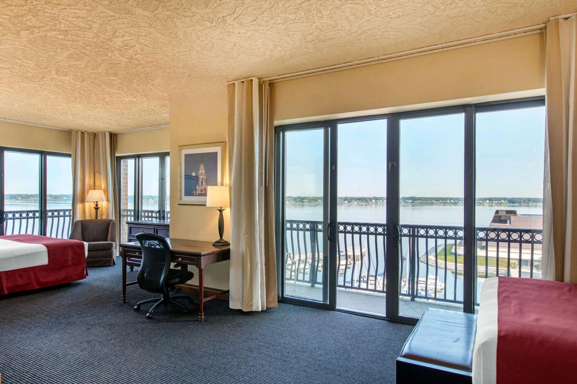 Shoreline Inn & Conference Center, Ascend Hotel Collection Маскигон Екстериор снимка