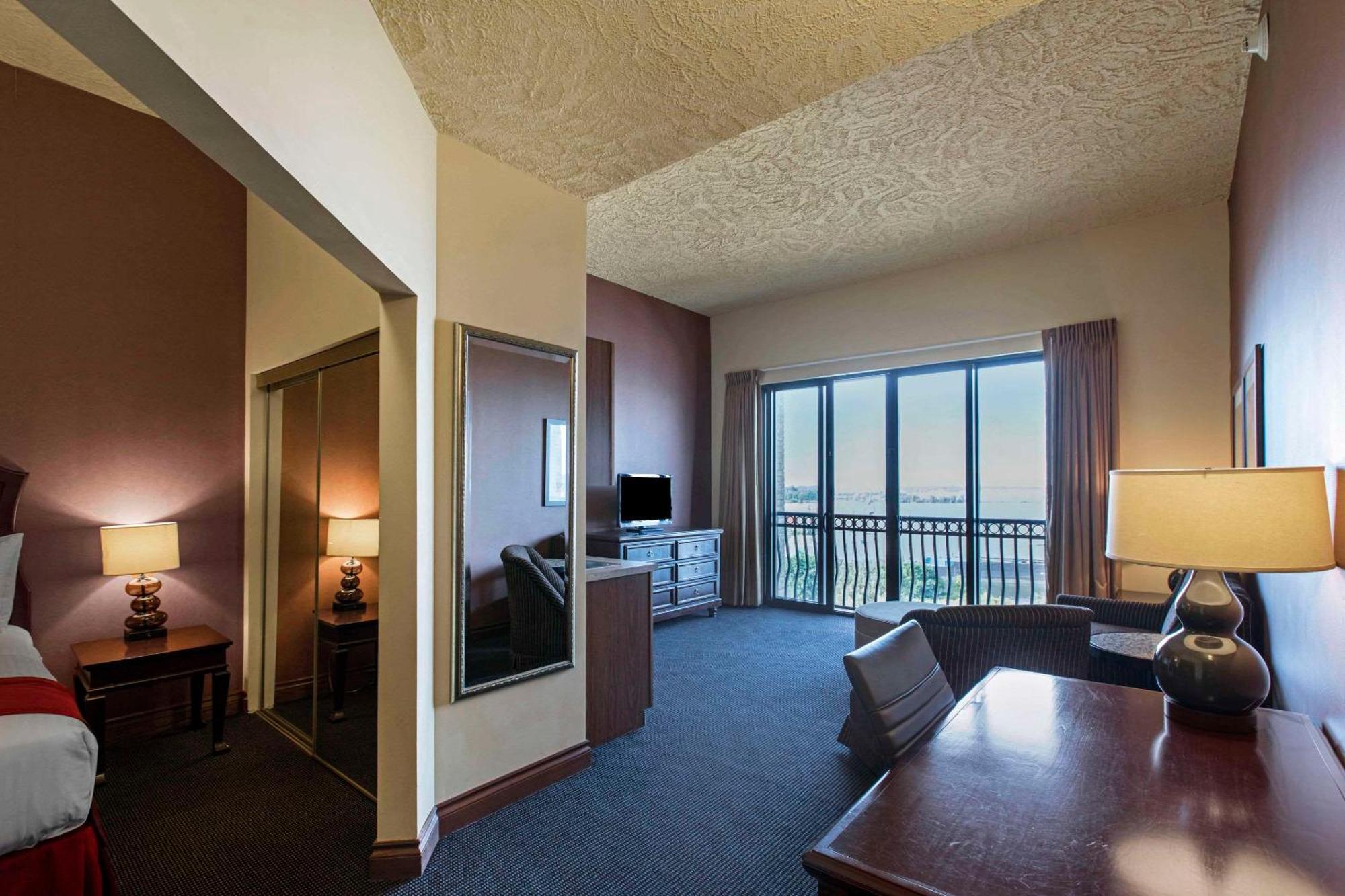 Shoreline Inn & Conference Center, Ascend Hotel Collection Маскигон Екстериор снимка