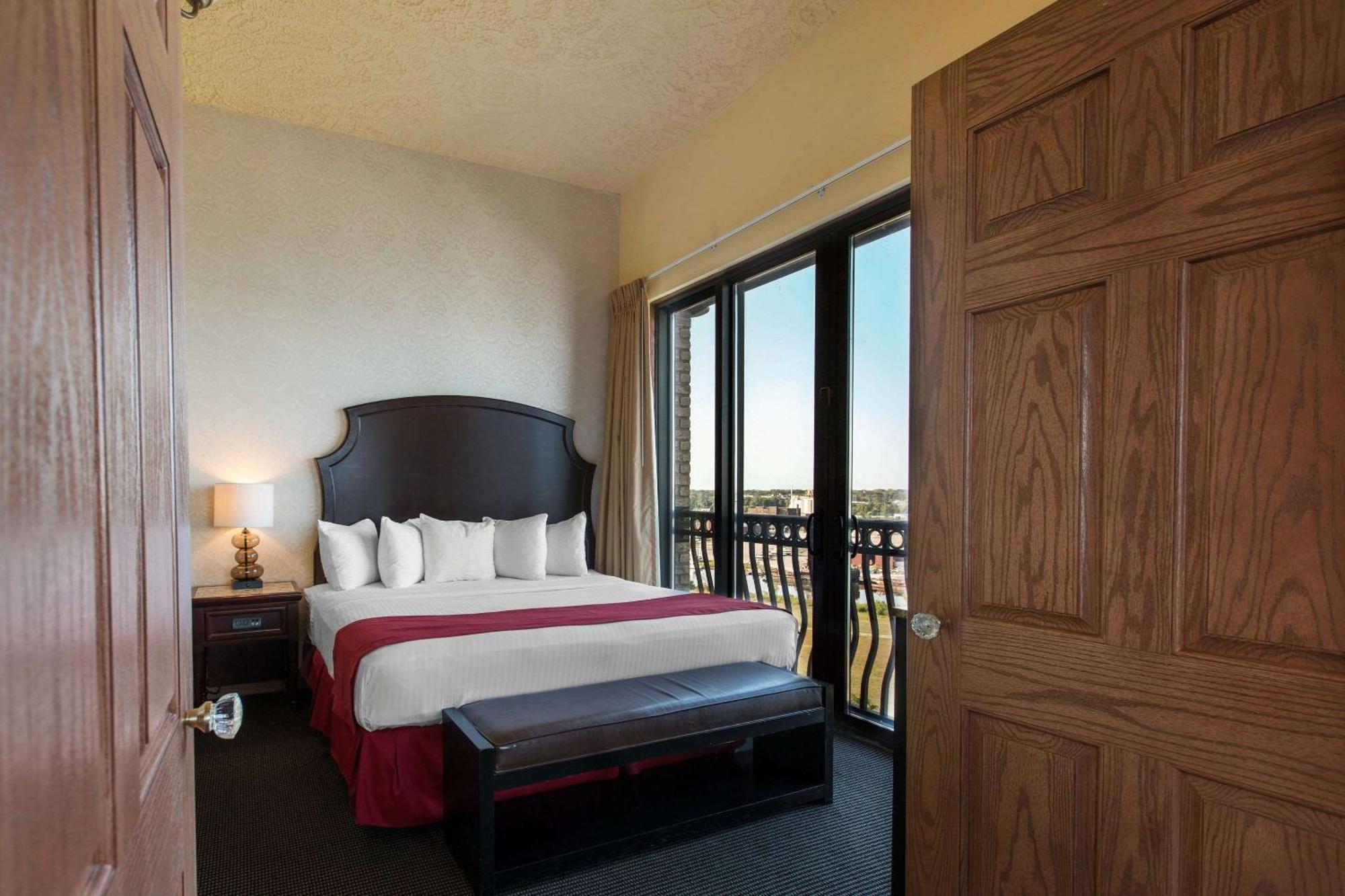 Shoreline Inn & Conference Center, Ascend Hotel Collection Маскигон Екстериор снимка