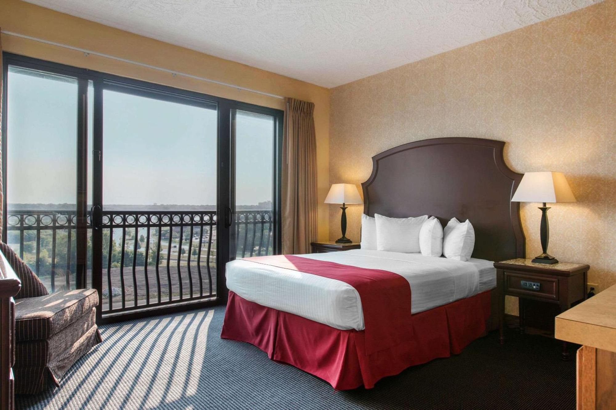 Shoreline Inn & Conference Center, Ascend Hotel Collection Маскигон Екстериор снимка