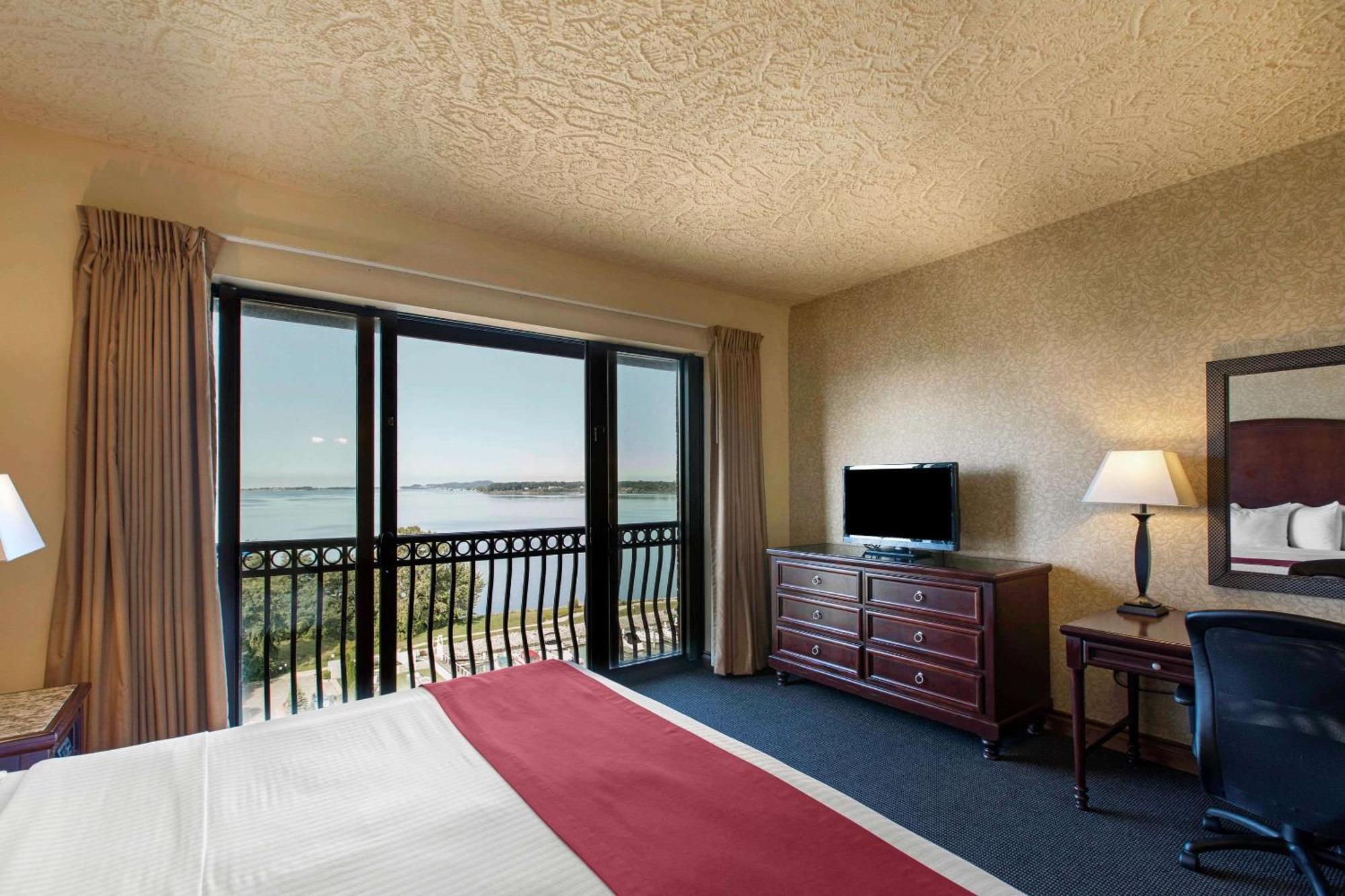 Shoreline Inn & Conference Center, Ascend Hotel Collection Маскигон Екстериор снимка