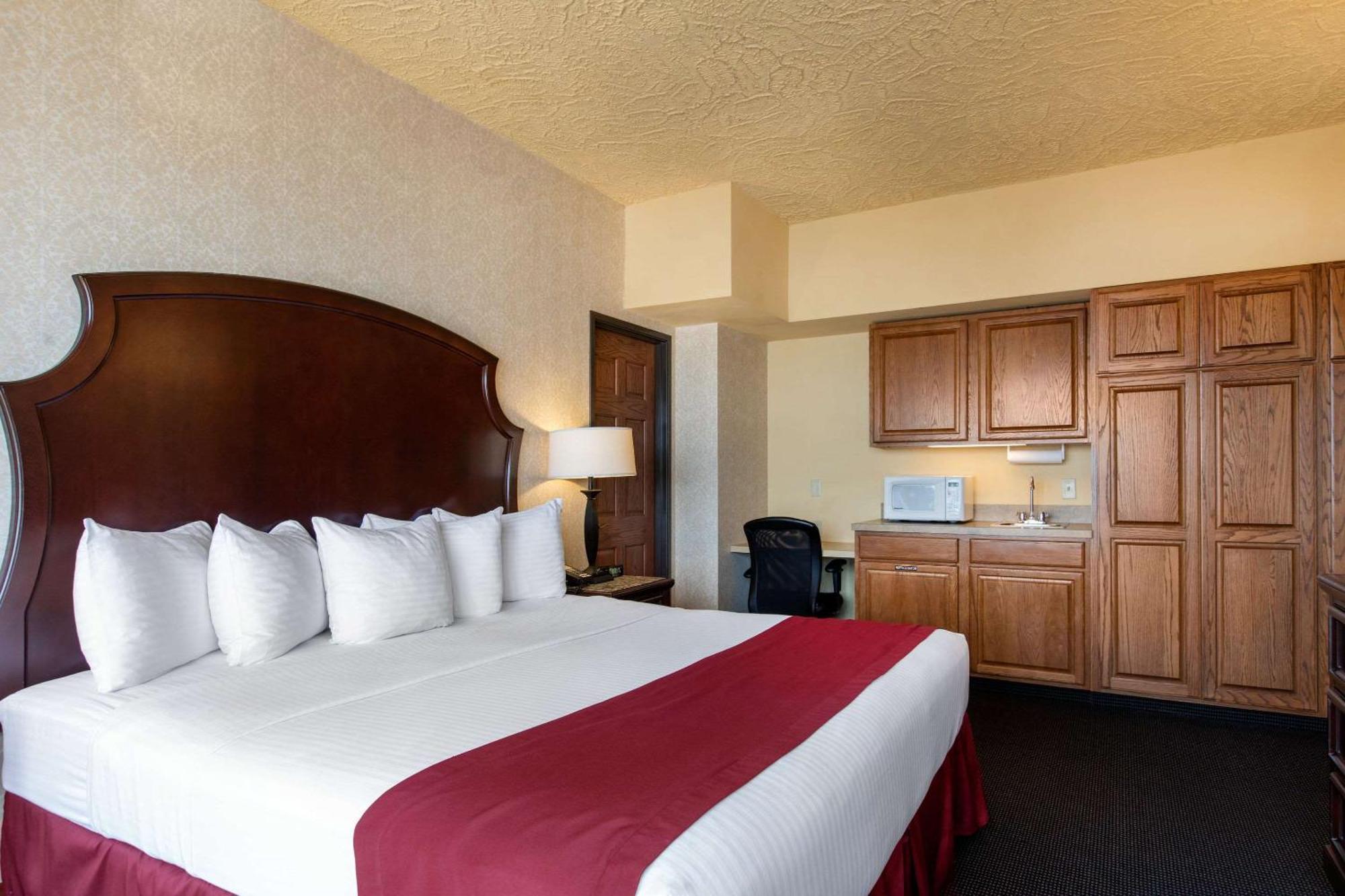 Shoreline Inn & Conference Center, Ascend Hotel Collection Маскигон Екстериор снимка