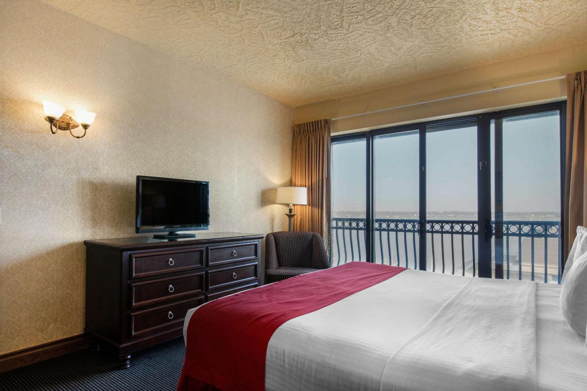 Shoreline Inn & Conference Center, Ascend Hotel Collection Маскигон Екстериор снимка