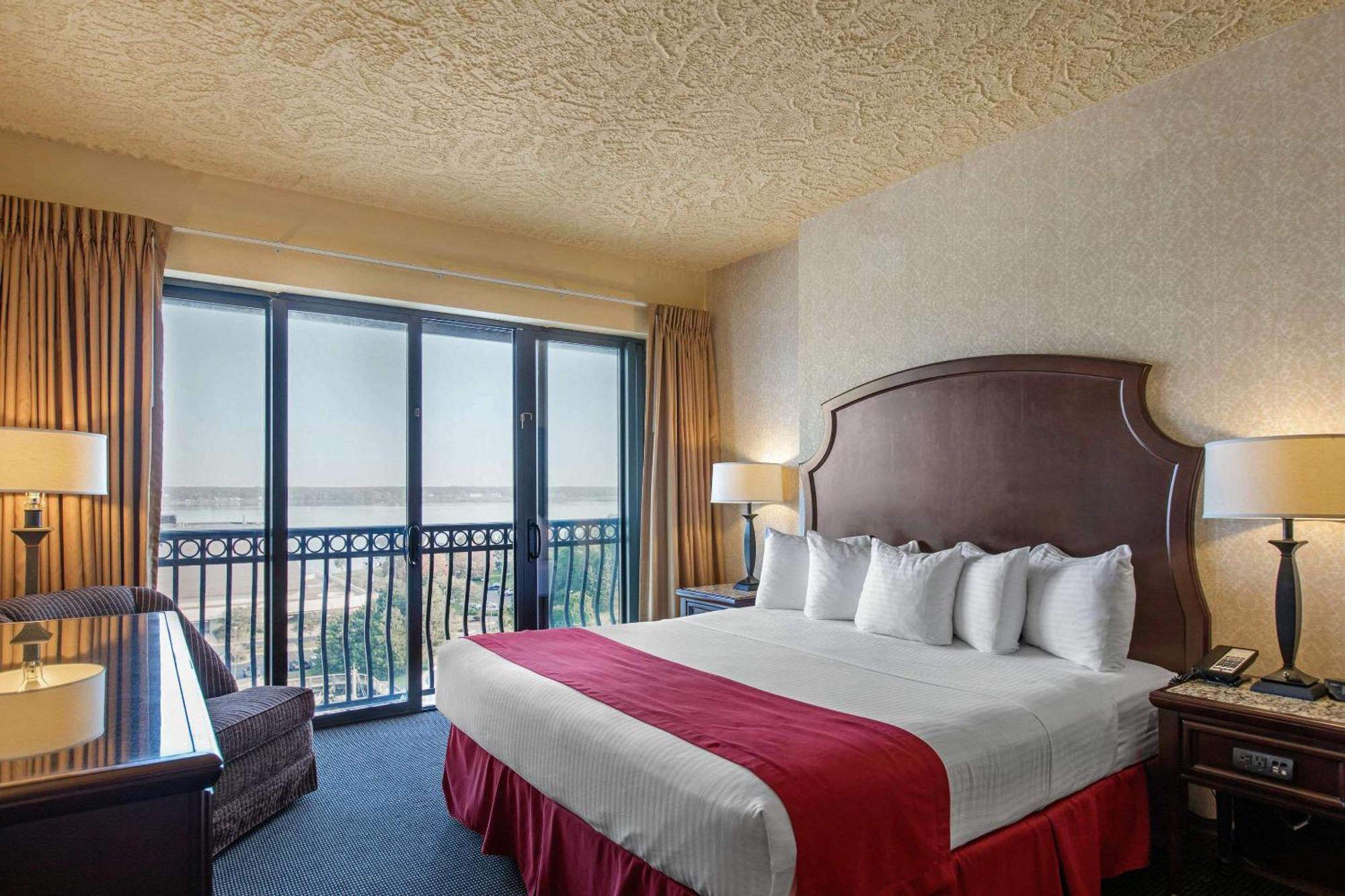 Shoreline Inn & Conference Center, Ascend Hotel Collection Маскигон Екстериор снимка